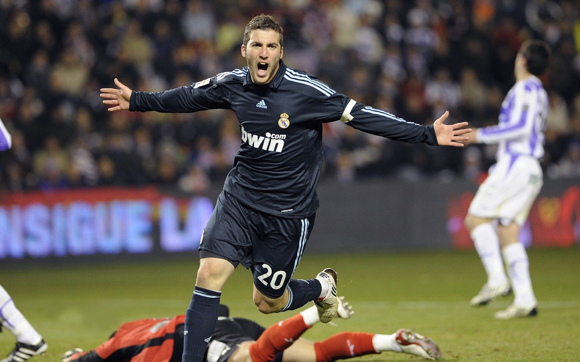 为足球加油,为文明喝彩:青春球场文明满场活动即将启动,校园足球文化活动的口号是什么